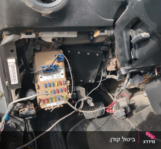 תיבת נתיכים ומערכת חוטים ברכב